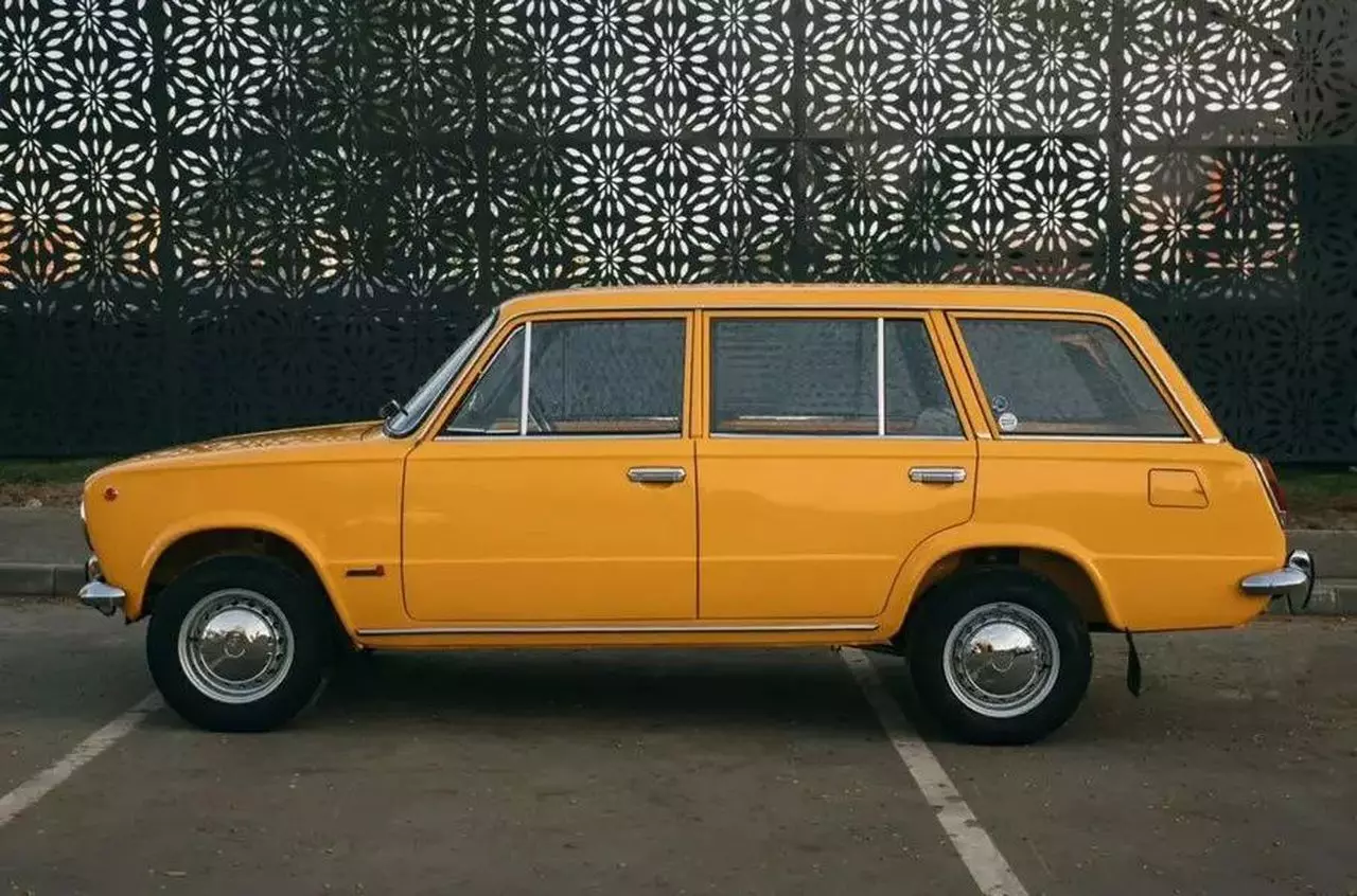 Праворульный ВАЗ-2102